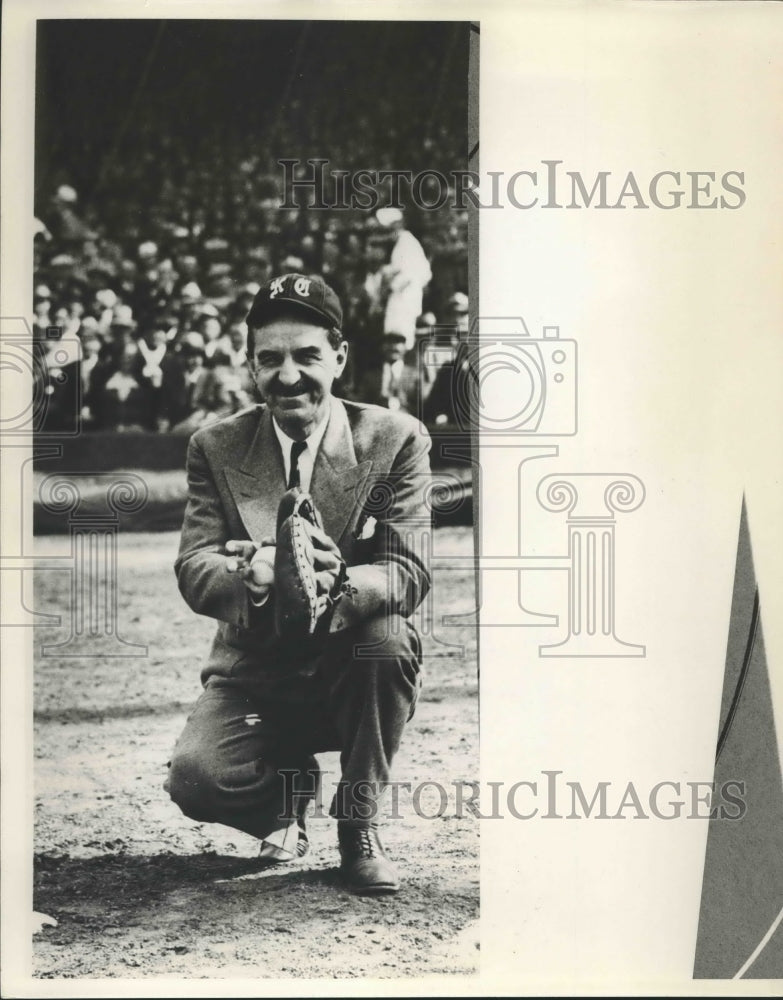 1964 Press Photo Daniel Hoan, former Mayor of Milwaukee at baseball game. - Historic Images