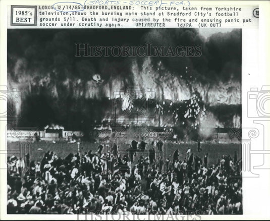 1985 Press Photo The burning main stand at Bradford City's football grounds. - Historic Images