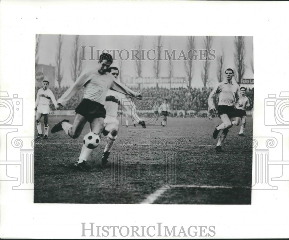 1970 Press Photo Klaus Gerwien, soccer champion Eintracht Braunschweig, scores.- Historic Images