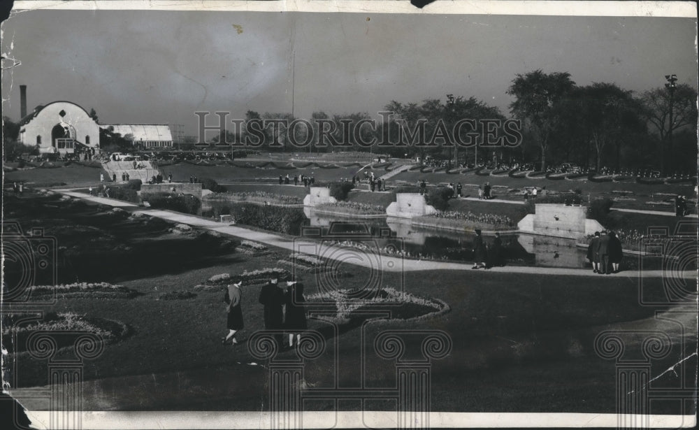 1941 Press Photo Milwaukeeans Stroll Through the Sunken Gardens at Mitchell Park - Historic Images