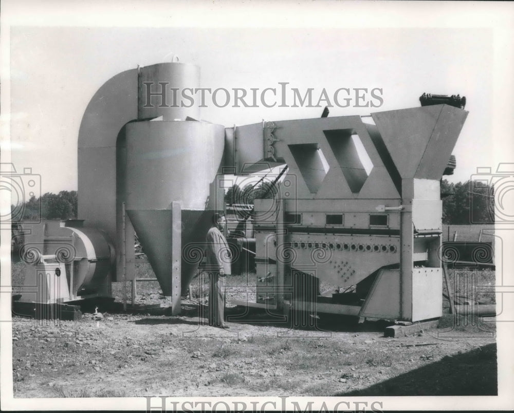 1957 Press Photo Inventor Emery O. Milligan next to suction air washer for coal.- Historic Images