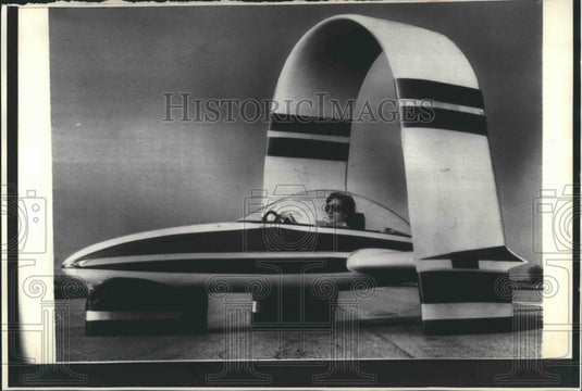1976 Press Photo Inventor Mark Goldes' in a wind driven three wheeled vehicle. - Historic Images