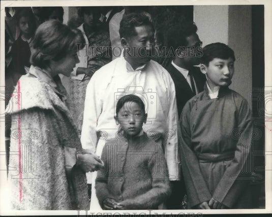 1965 Press Photo Sikkim's ruler, Maharaja Palden Thorndup Namgyal with two sons. - Historic Images
