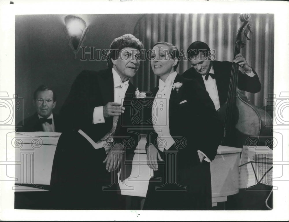 1984 Press Photo Robert Preston and Julie Andrews in scene from Victor/Victoria. - Historic Images