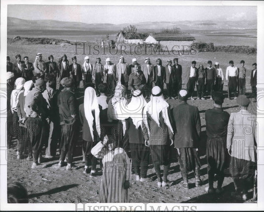 1957 Press Photo Tabul Syria, Syrian Villeragers Cluster Around A Syrian Soldier - Historic Images