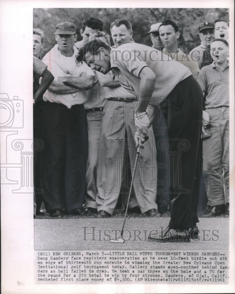 1961 Press Photo Gallery stands open-mouthed as Doug Sanders ball failed to drop - Historic Images