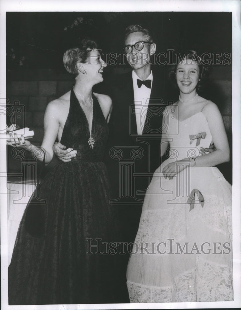 1955 Press Photo Richard Halliday, Wife Mary Martin, and their daughter Heller-Historic Images