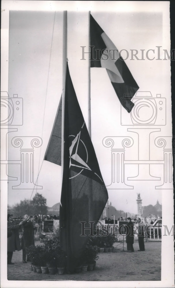 1953 Press Photo NATO&#39;S new blue and silver flag was hoisted in Paris - Historic Images