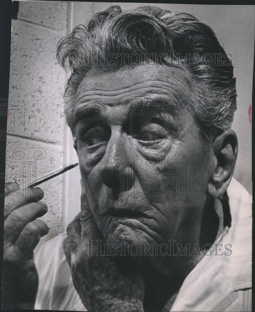 1964 Press Photo Edward Everett Horton puts on make-up before his performance.-Historic Images