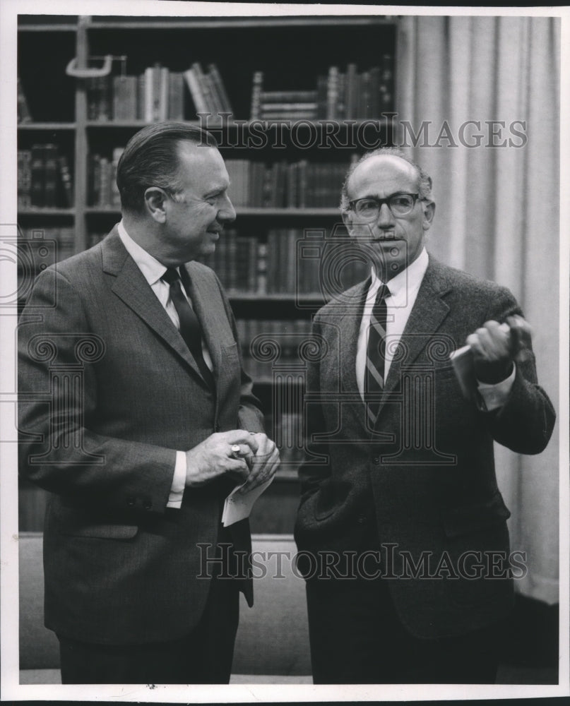 1968 Press Photo Jonas Salk, developer of polio vaccine and Walter Cronkite. - Historic Images