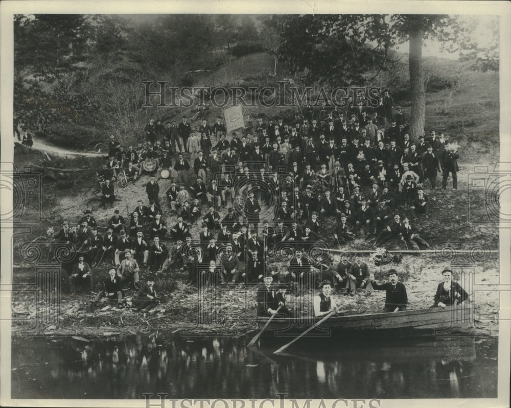 Press Photo A Picnic in Fairy Chasm, sent in by John Menge, Junior. - Historic Images