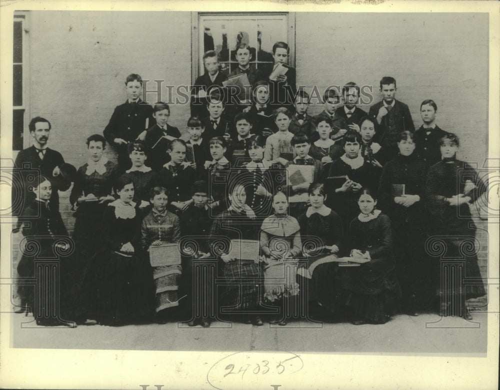 1883 Press Photo Eighth grade class at N Eighth and W Michigan in Milwaukee.- Historic Images