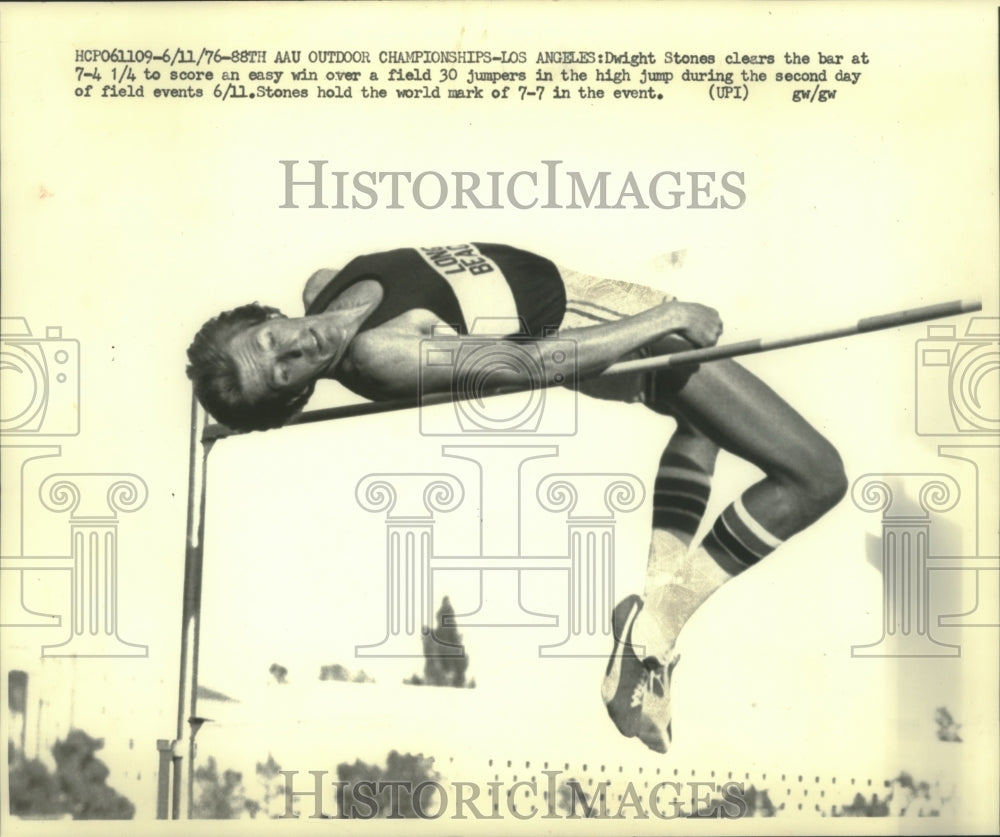 1976 Press Photo High jumper Dwight Stones clears the bar at 7&#39; and 4 1/4&quot;-Historic Images