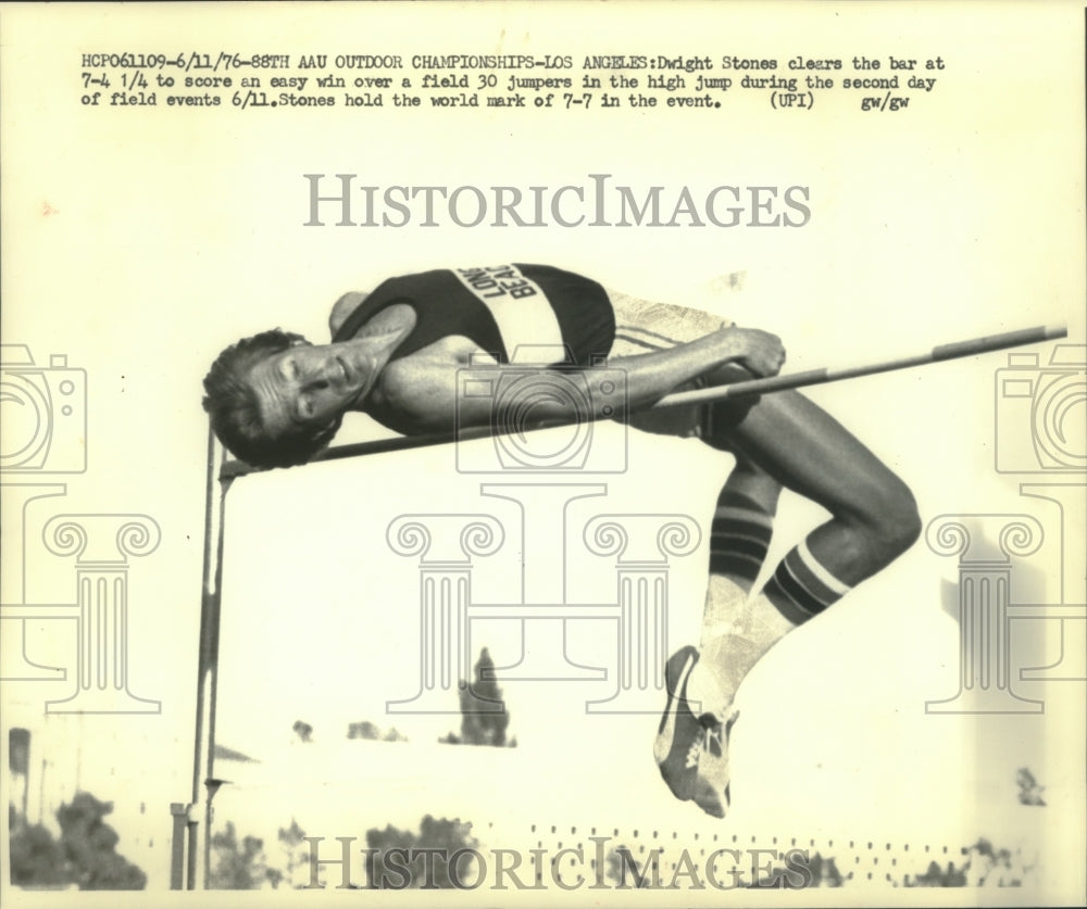 1976 Press Photo High jumper Dwight Stones clears the bar at 7' and 4 1/4"-Historic Images