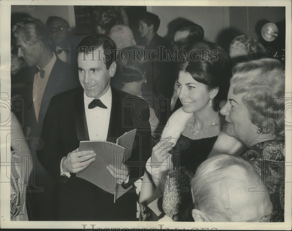 1964 Press Photo Maximilian Schell &amp; Princess Soraya Attend Bavarian State Opera-Historic Images