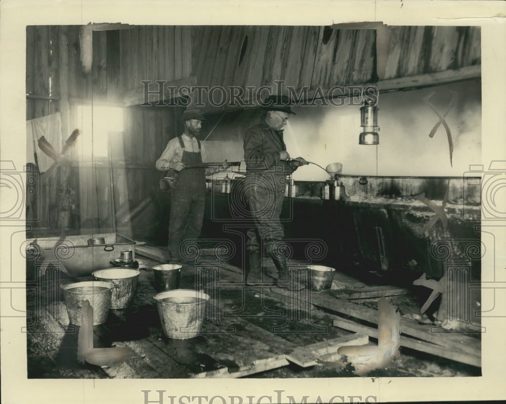 Press Photo Arthur Kingsbury in his evaporating and boiling plant producing syrup - Historic Images
