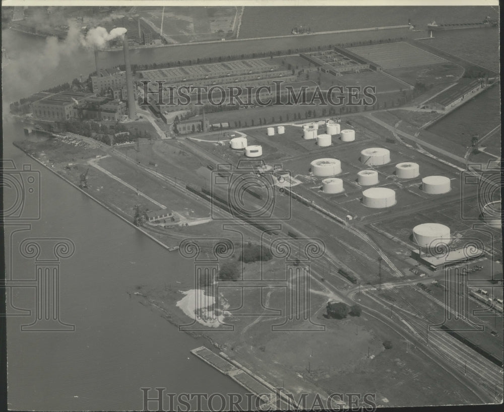 1945 Press Photo Aerial view Jones Island sewage disposal plant and oil storage- Historic Images