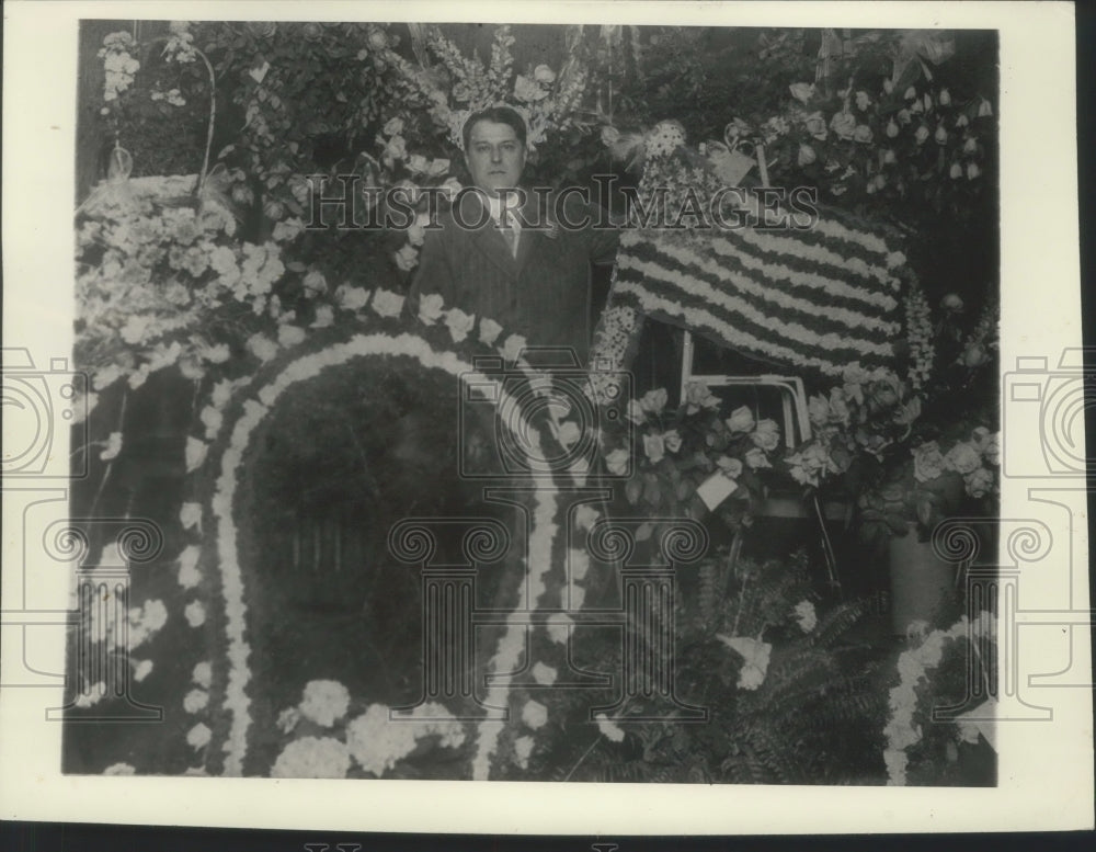 1904 Press Photo Newly-Elected Alderman John Koerner with Flowers - mjx48227 - Historic Images