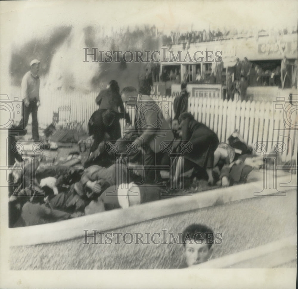 1955 Press Photo Spectators Give Aid to Injured Victims at Le Mons Crash - Historic Images