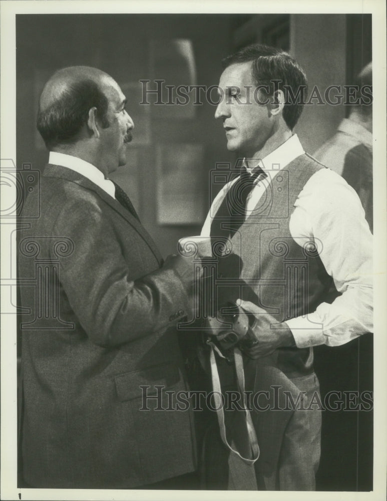 1982 Press Photo Daniel J. Travanti and Rene Enriquez on "Hill Street Blues."- Historic Images