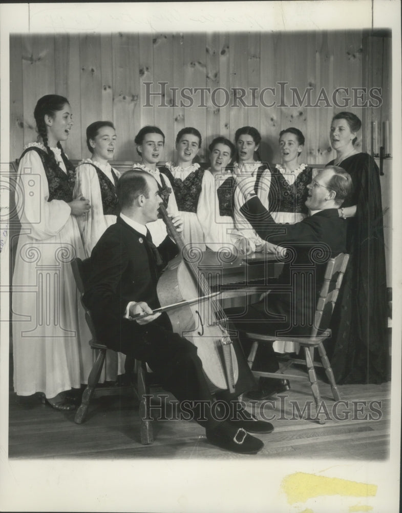 1949 Press Photo Mrs. Maria Augusta Trapp and daughters singing together.- Historic Images