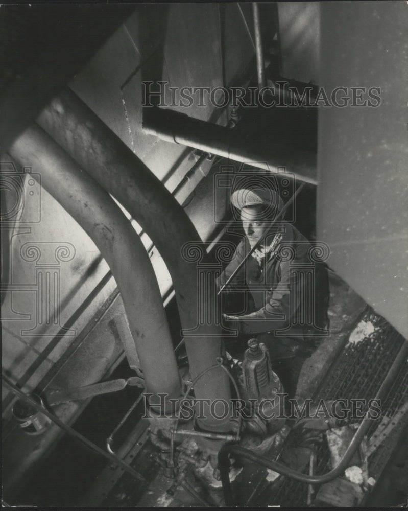 1954 Press Photo Boilermaker Edmund Fischer at Pittsburgh Dock, Jones Island-Historic Images