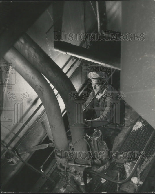 1954 Press Photo Boilermaker Edmund Fischer at Pittsburgh Dock, Jones Island-Historic Images