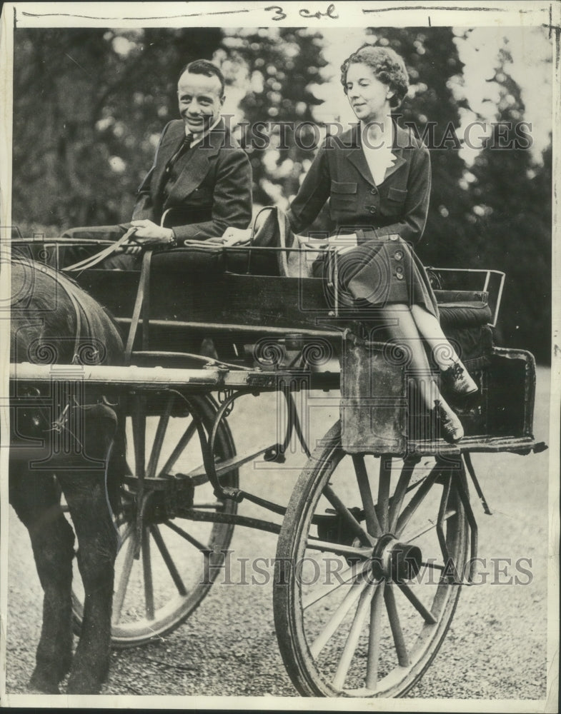 1937 Press Photo Colonel Roosevelt and Wife Riding in Irish Jaunting Car, Dublin - Historic Images
