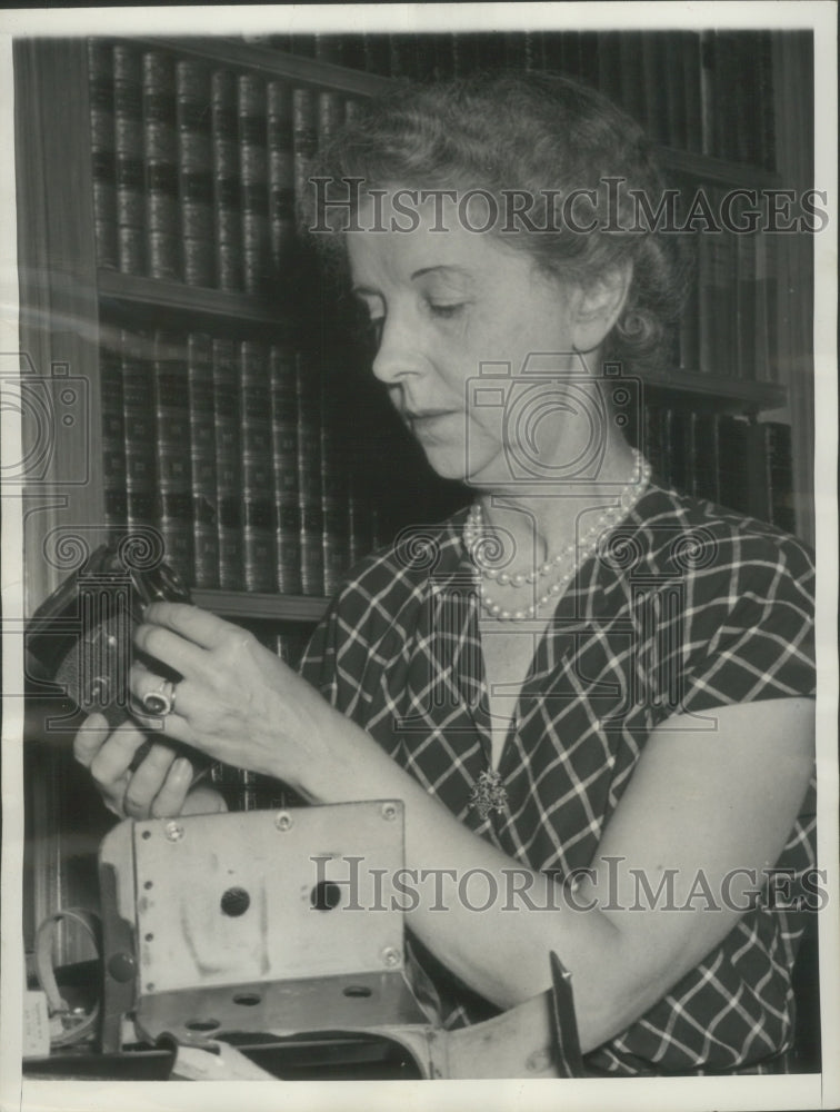 1947 Press Photo Mrs. Theodore Roosevelt Jr. Packs for Trip - mjx48567- Historic Images