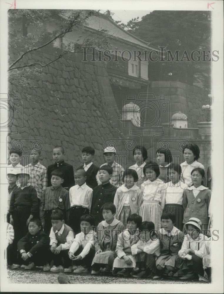 1965 Press Photo Japanese school children outside the Emperor's palace in Tokyo.- Historic Images