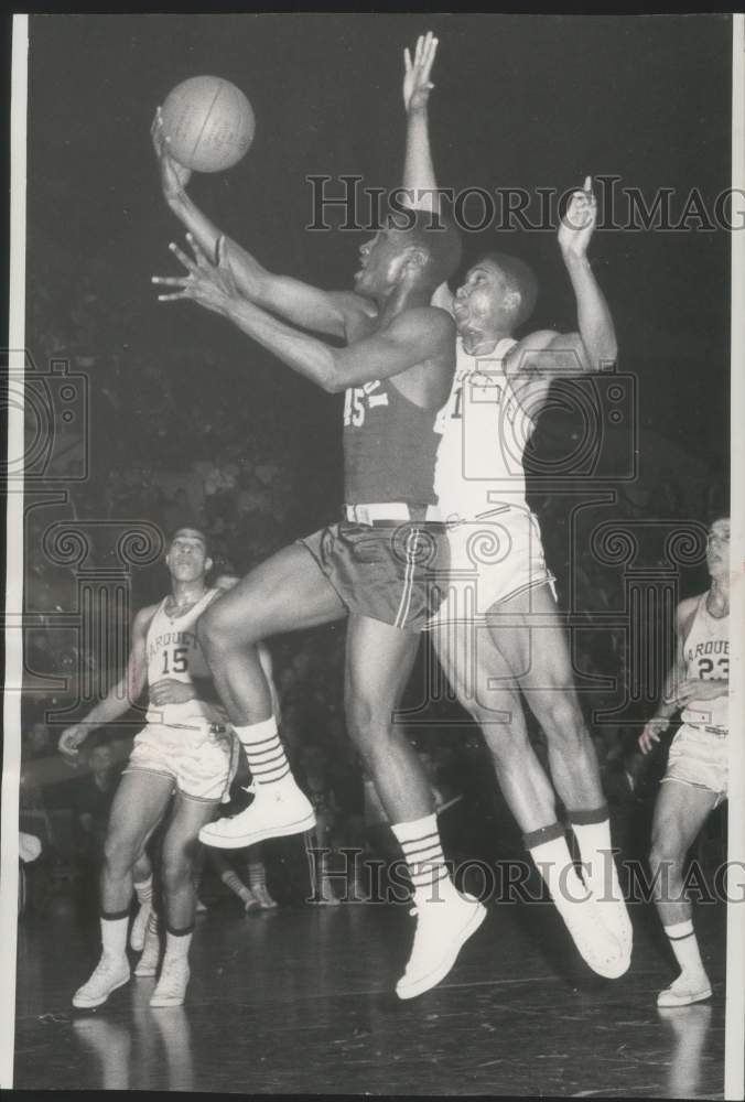 1958 Press Photo Creighton and Marquette players battle for control of the ball. - Historic Images