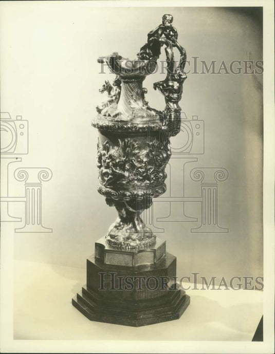 1935 Golf's Seagram Gold Cup, a 16th century masterpiece - Historic Images