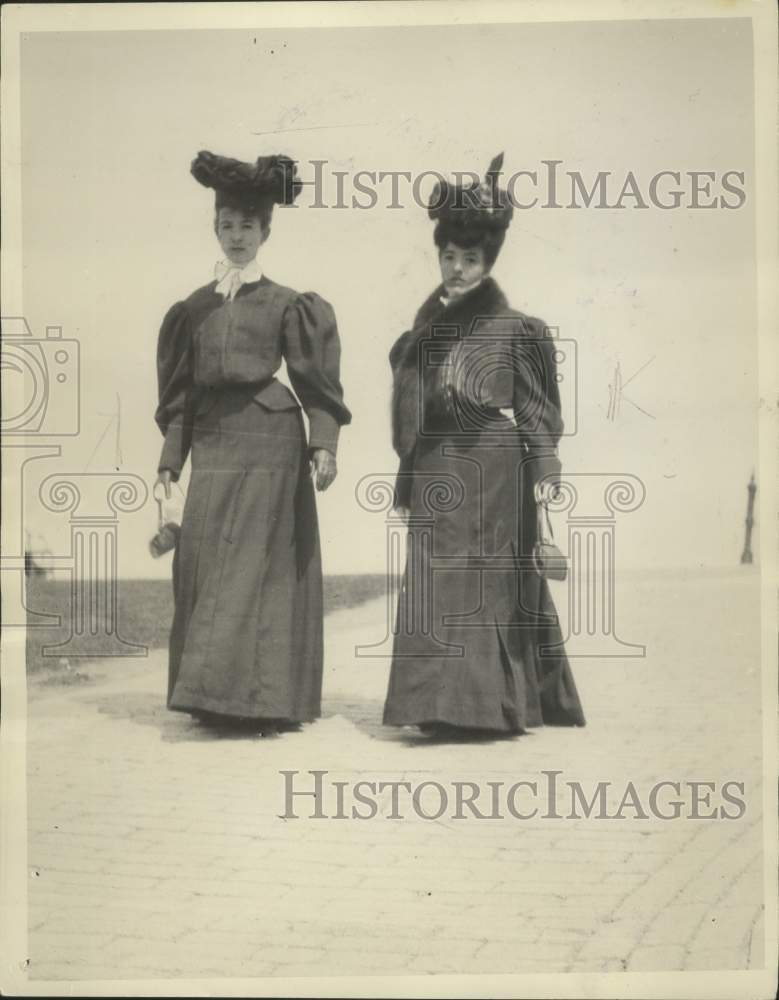 1908 Press Photo Women Walking in Juneau Park, Wisconsin - Historic Images