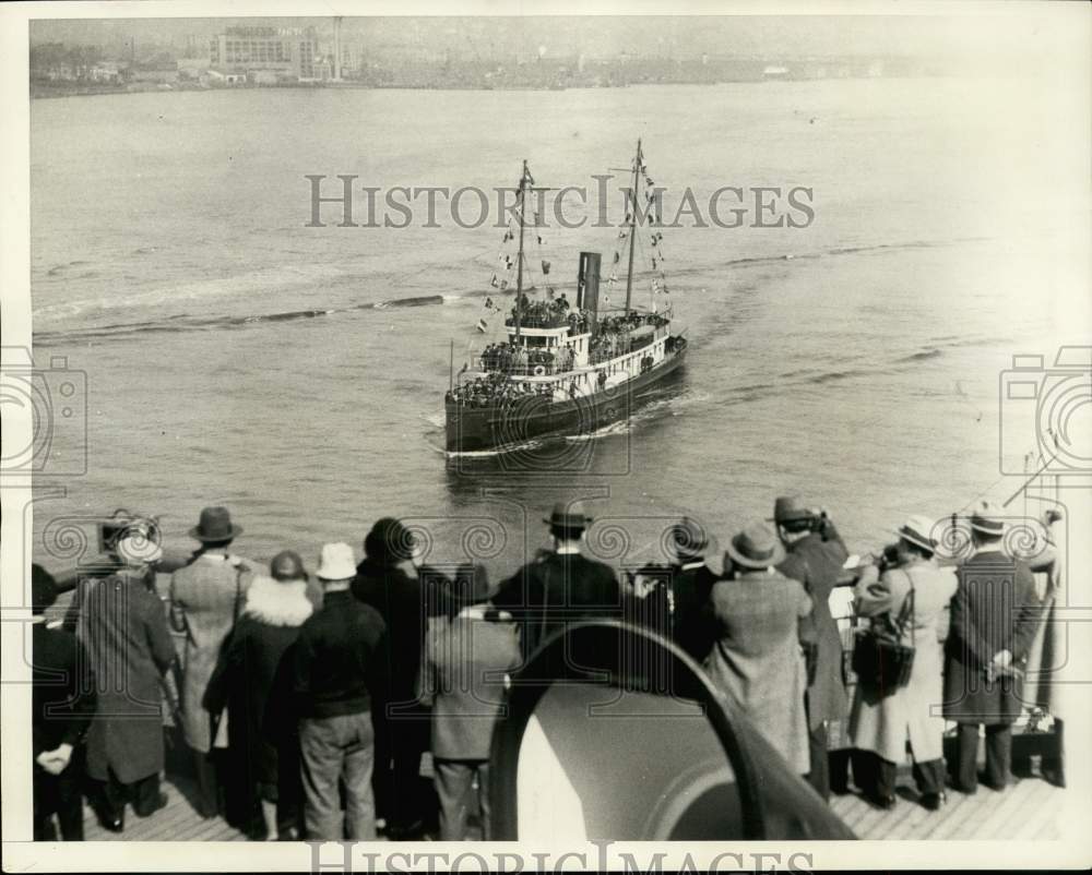 1930 Press Photo Macom steams to Leviathan at quarantine in New York Harbor - Historic Images