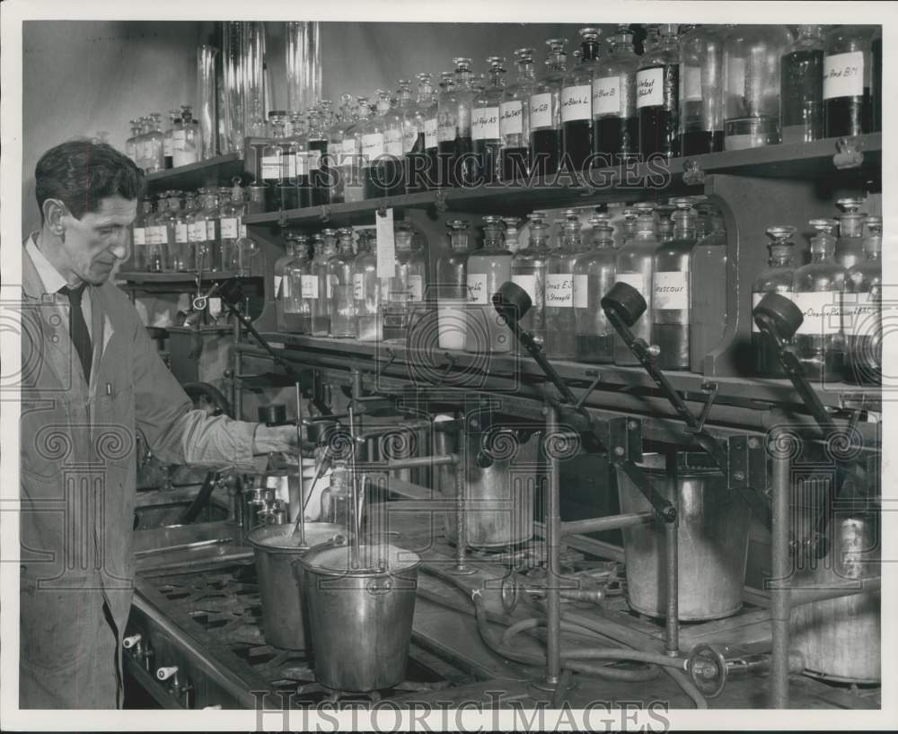 1953 Press Photo testing dye for socks at Phoenix Hosiery Company in Milwaukee - Historic Images