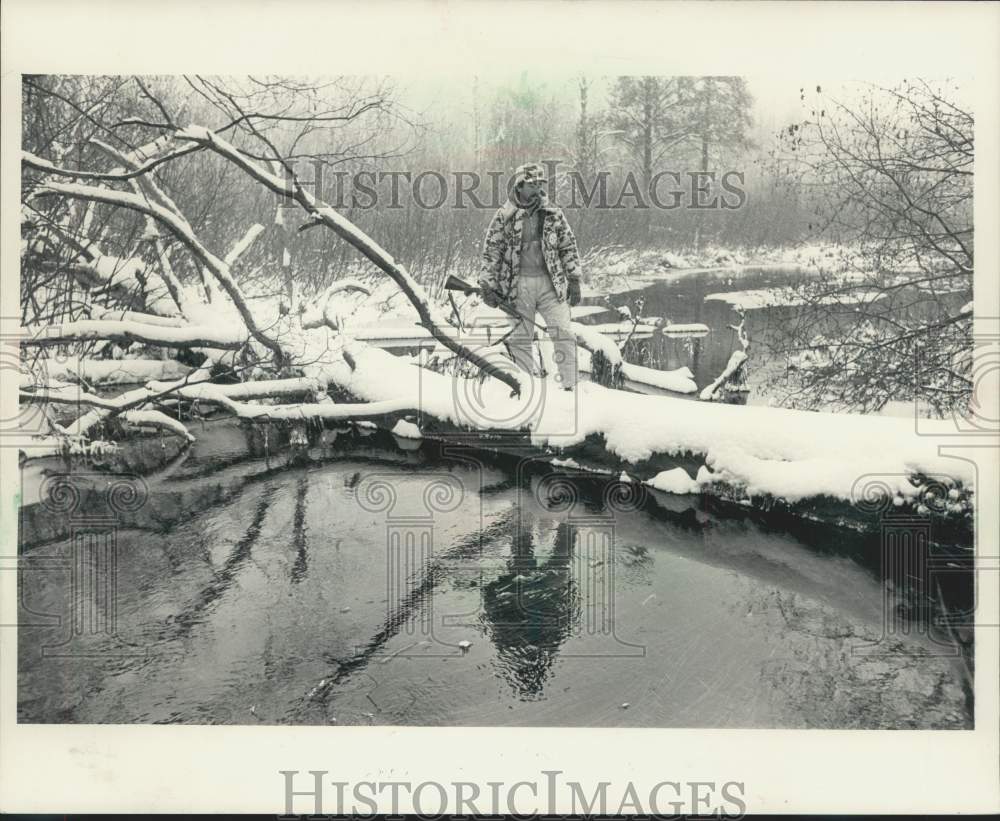 1985 Press Photo Al Denninger hunting in Burnett County, Wisconsin - Historic Images