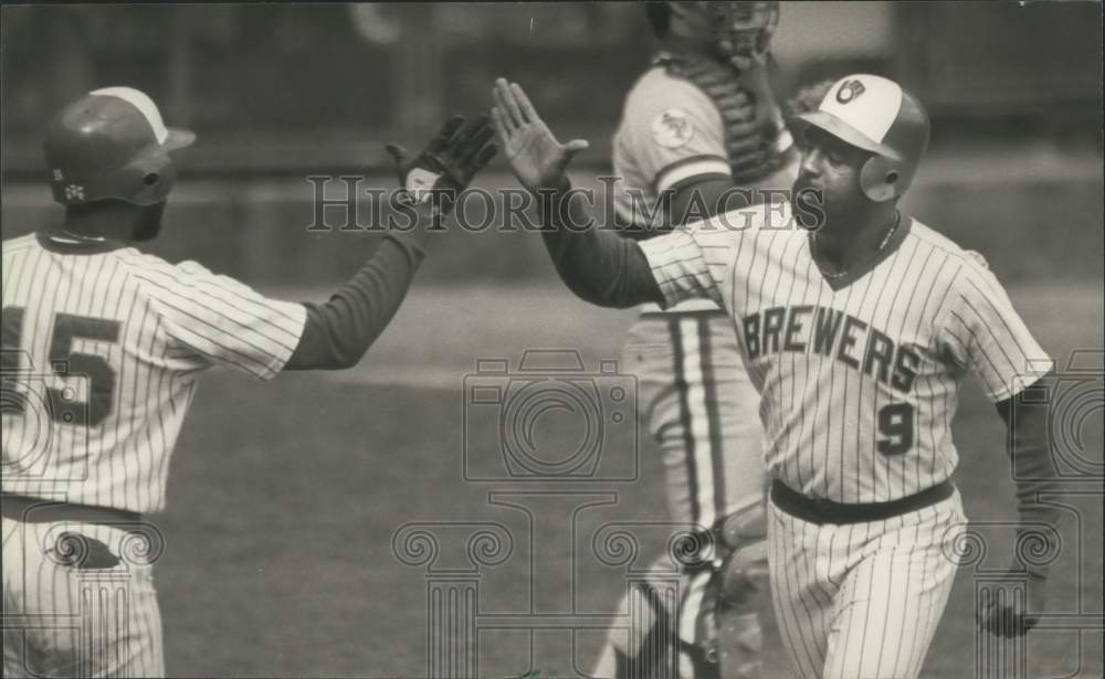 1982 Press Photo Cecil Cooper congratulated Larry Hisle after Hisle hit home run - Historic Images