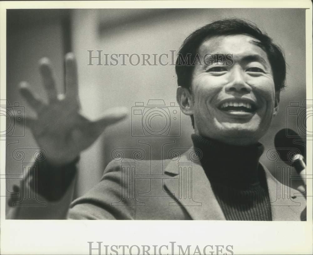 1980 Press Photo Actor George Takei at an appearance in Milwaukee, Wisconsin- Historic Images