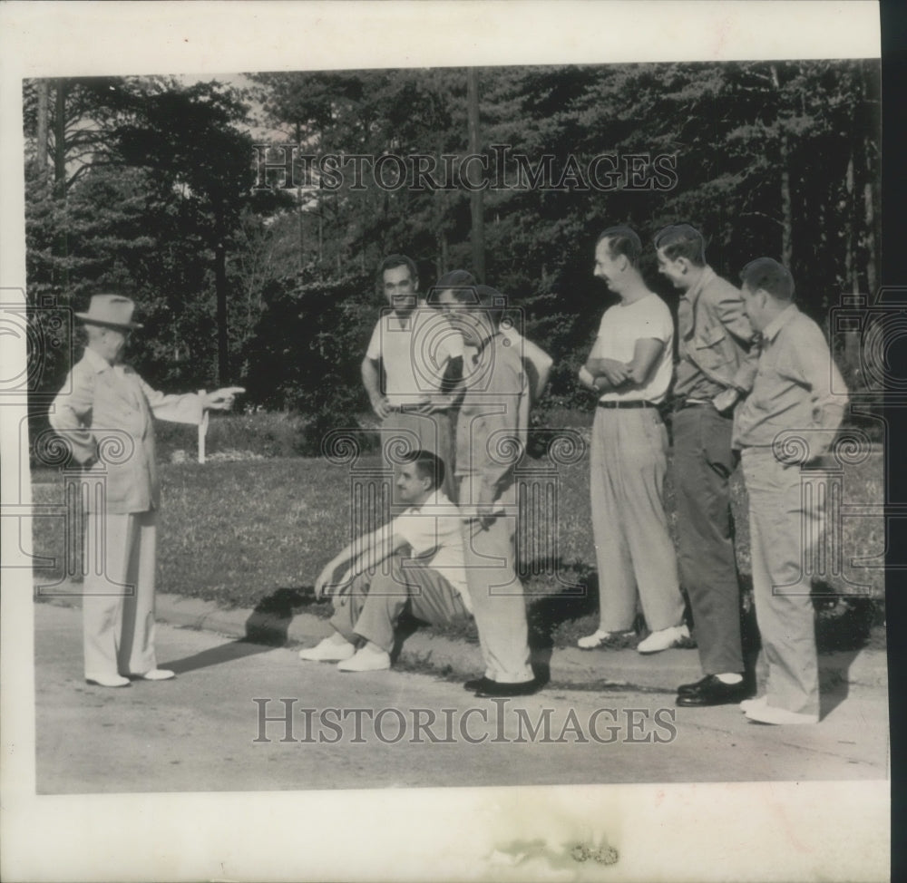 1951 Press Photo Truman chided newsmen for not following him on his 2 mile walk.- Historic Images