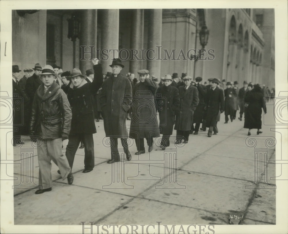 1937 Press Photo General Motors Strikers Line Up Outside Building- Historic Images