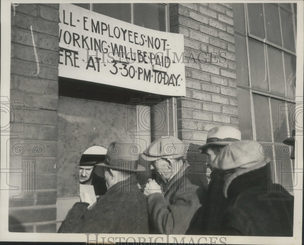 1937 Press Photo Striking Workers Receive Last Paycheck From General Motors - Historic Images