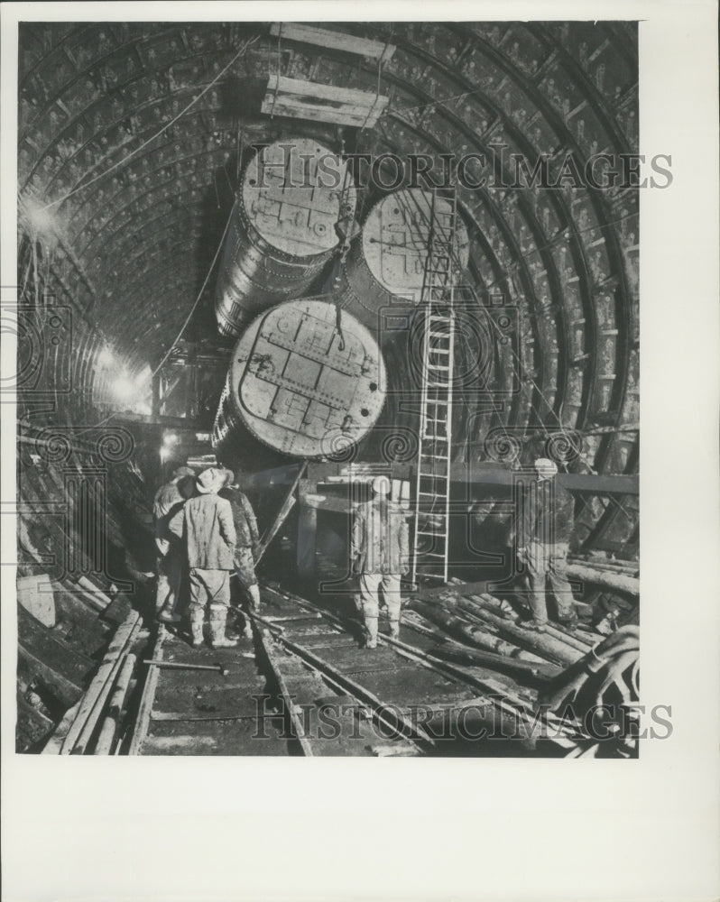 1964 Press Photo Workmen In Tunnel Operate Machinery- Historic Images
