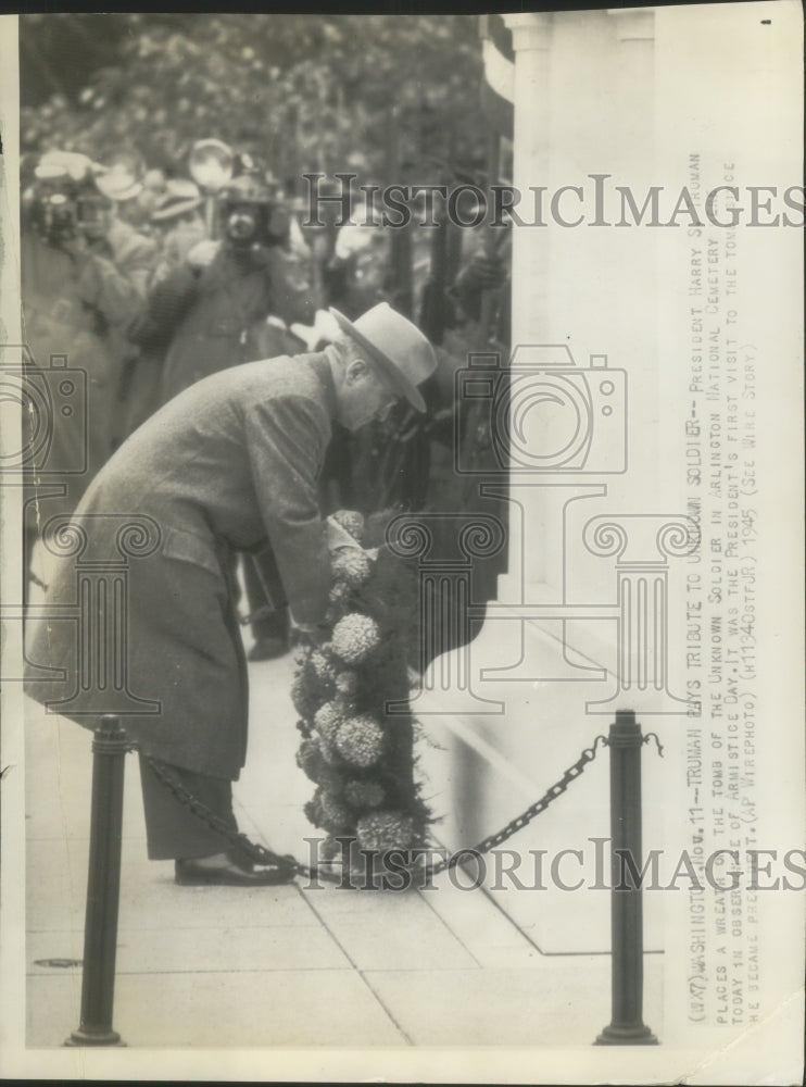 1945 Press Photo President Truman lays wreath at tomb of the unknown soldier.-Historic Images