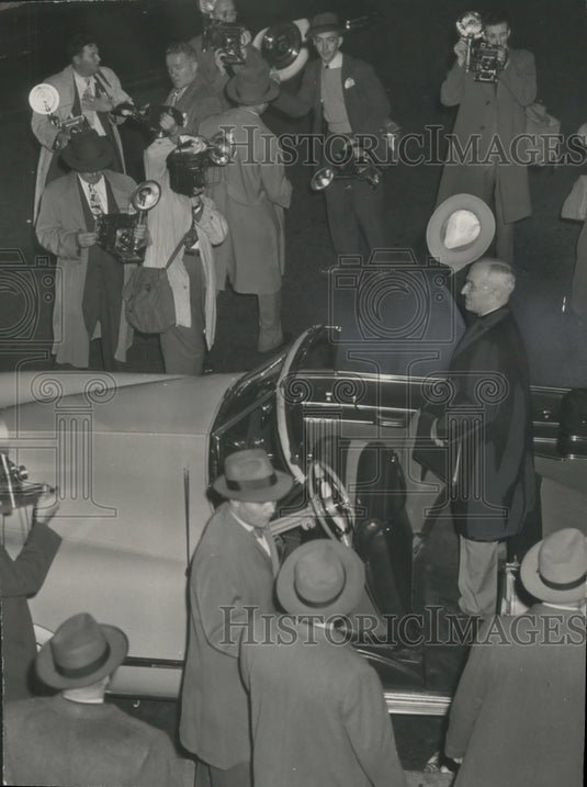 1948 Press Photo Photographers surround President Truman as he visits Wisconsin. - Historic Images