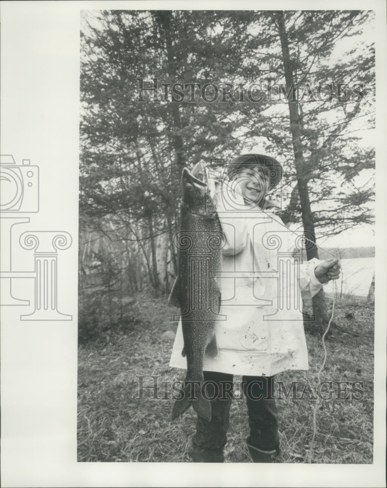 1967 Press Photo George Johnson, from Wisconsin, displays 11 pound trout- Historic Images
