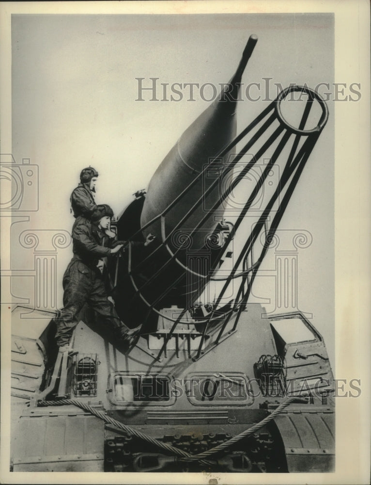 1964 Press Photo Soviet soldiers prepare a missile for launcher mounted on tank - Historic Images