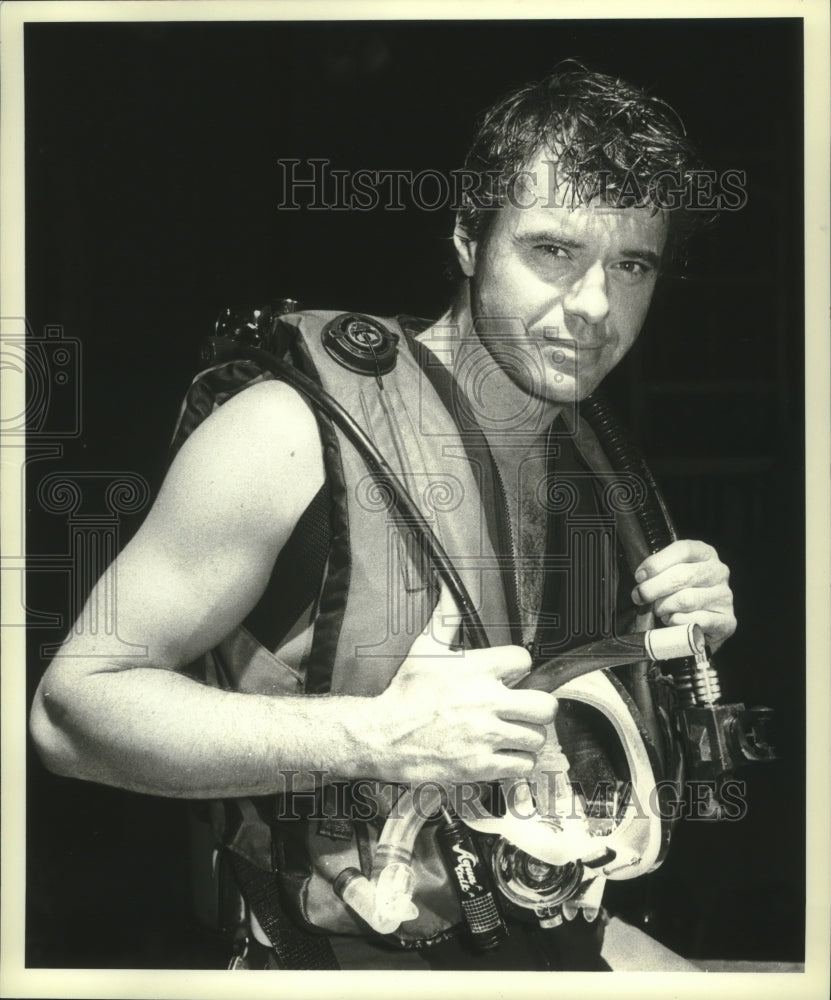 1982 Press Photo Robert Urich prepares to shot scene of TV series &quot;Gavilan&quot; - Historic Images