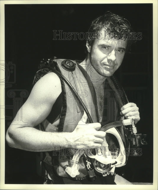 1982 Press Photo Robert Urich prepares to shot scene of TV series "Gavilan" - Historic Images
