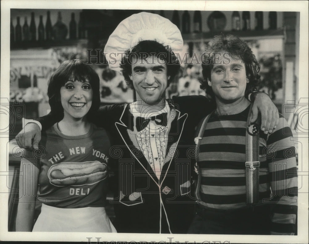 1979 Gina Hecht, Jay Thomas and Robin Williams on Mork &amp; Mindy&quot; set - Historic Images