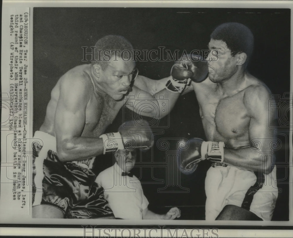 1966 Press Photo Doug Jones &amp; Ernie Terrell punch close range in Houston, Texas - Historic Images